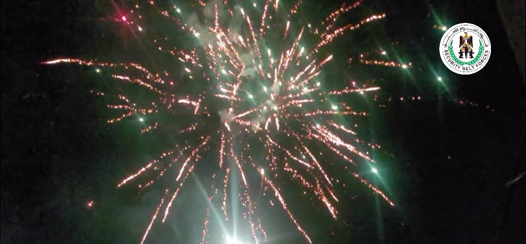 قوات الحزام الأمني تحتفل بذكرى عيد  الاستقلال وتطلق الألعاب النارية في سماء العاصمة عدن