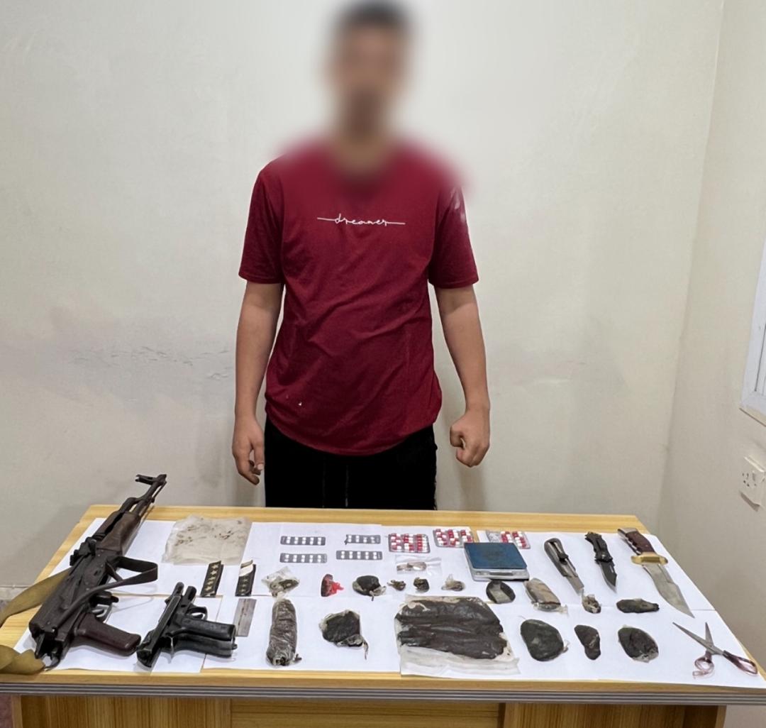 مكافحة المخدرات بعدن تضبط أحد أخطر مروجي الحشيش في عملية نوعية بمنطقة التقنية