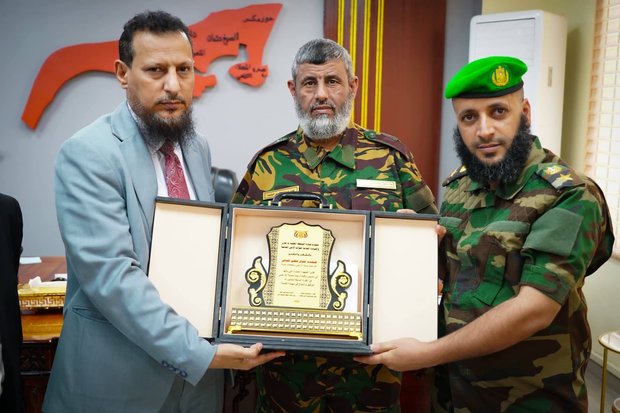 المحافظ شيخ يكرّم القيادة السابقة لوحدة حماية الأراضي ويشيد بدورها في مكافحة البناء العشوائي