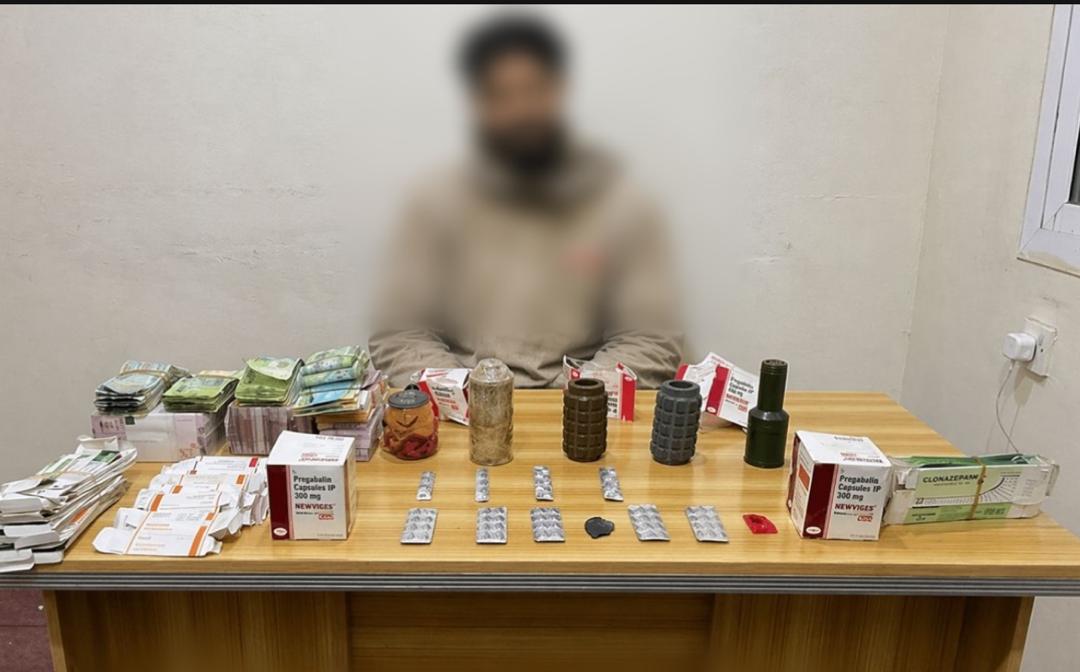 ضبط متهم بحوزته مواد مخدرة ومتفجرات في مديرية خورمكسر بالعاصمة عدن