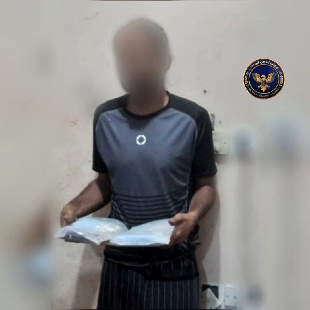 قوات طوق العاصمة عدن تضبط متهماً بحوزته اثنين كيلو من الحشيش المخدر