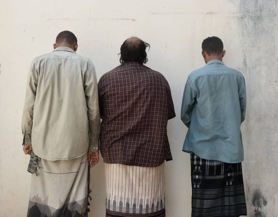 الأمن الوطني بعدن يطيح بعصابة تقطع وسرقة ويؤكد الضرب بيد من حديد لكل الخارجين عن النظام والقانون