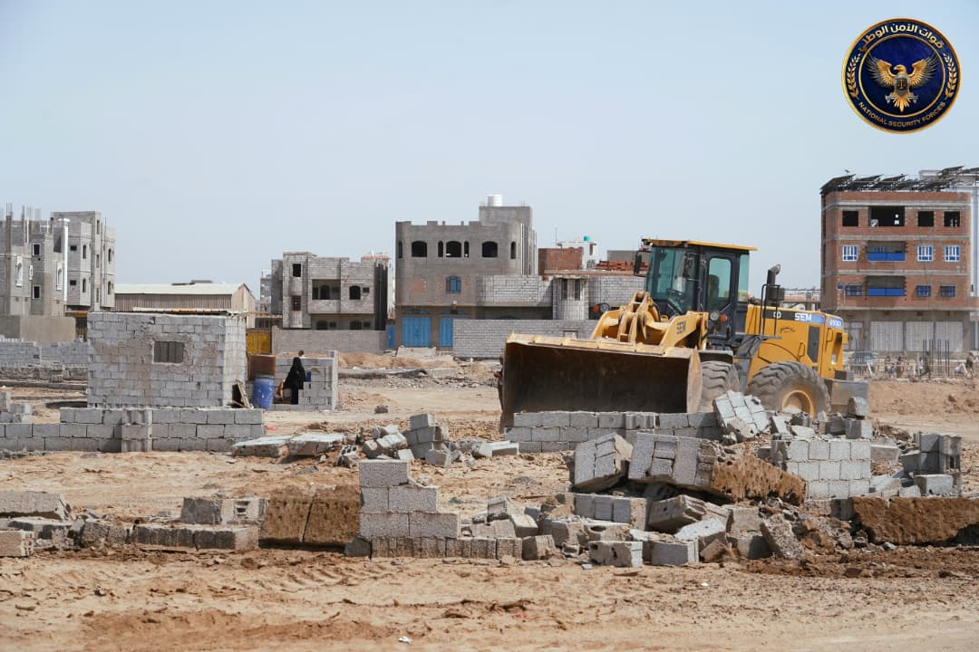 حماية الأراضي بعدن تنفذ حملة لإزالة التعديات على أراضي موظفي المنطقة الحرة بالممدارة