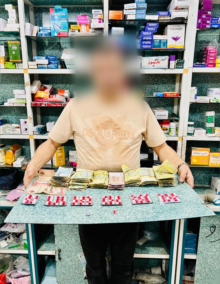 إدارة مكافحة المخدرات بعدن تضبط صيدلانيا متلبسا بترويج حبوب “البريجابالين 300” المجرمة قانونياً داخل صيدلية بالمنصورة