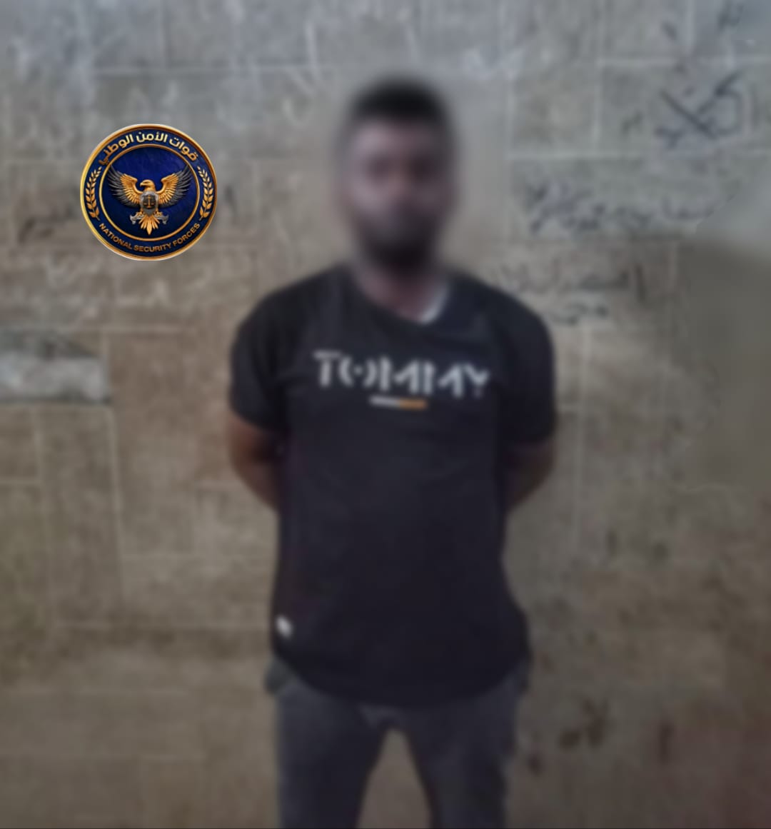 قوات أمن المنشآت تضبط شخصا أثناء محاولته سرقة ممتلكات من مبنى نيابة المعلا الابتدائية